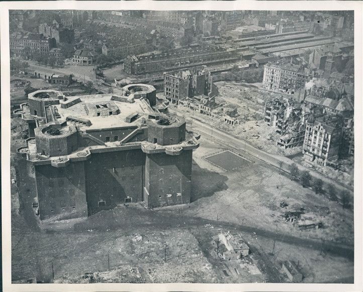 Zoo Flak Tower - jedna z wież obrony przeciwlotniczej Berlina (1941-47). 