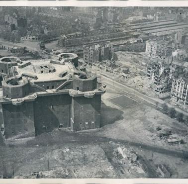 Zoo Flak Tower - jedna z wież obrony przeciwlotniczej Berlina (1941-47). 