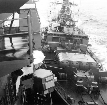 Ostatni incydent zimnej wojny, niszczyciel USS Yorktown staranowany przez sowiecką fregatę Biezzawietnyj.