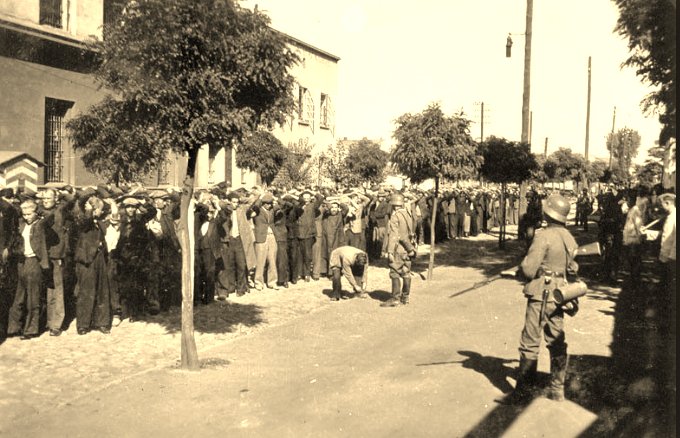 4.09.1939-Krwawy poniedziałek,Częstochowa. Niemcy spędzili mieszkańców Częstochowy i zmuszali do wielogodzinnego stania ...