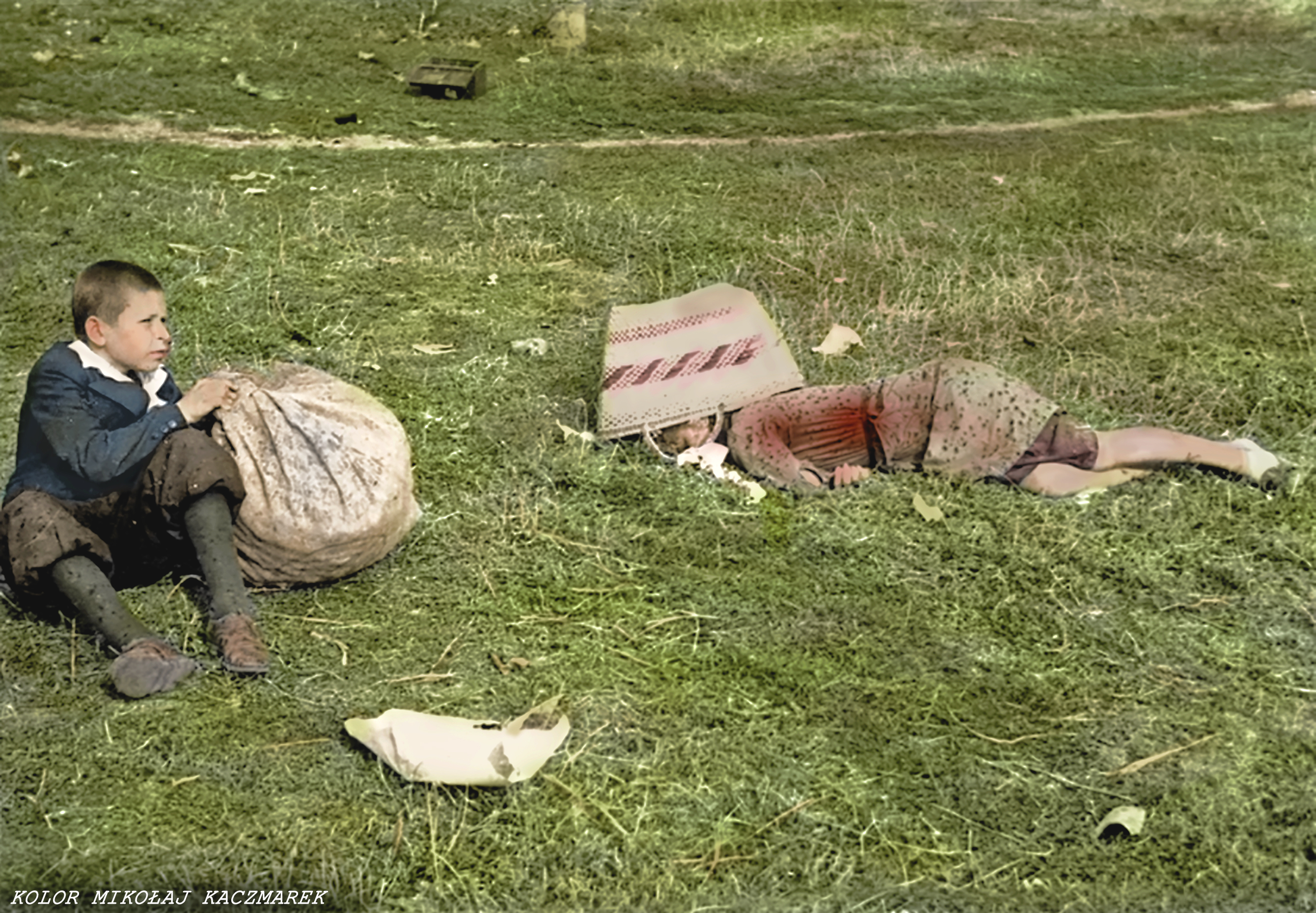 Chłopiec siedzący obok zwłok swojej matki, która zginęła ostrzelana przez niemieckich lotników Luftwaffe z karabinów maszynowych