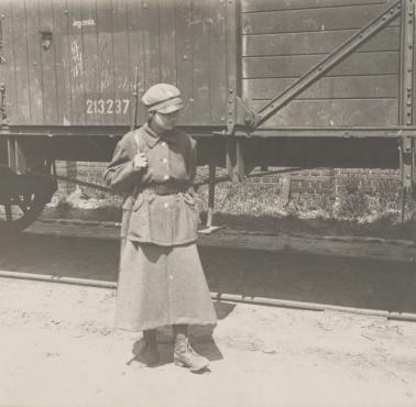 Żołnierka na posterunku, 1920