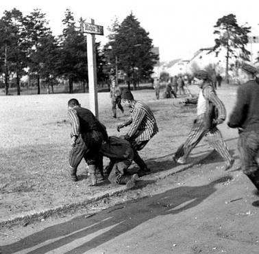 Więźniowie niemieckiego obozu koncentracyjnego Bergen-Belsen wymierzają sprawiedliwość znienawidzonemu kapo.