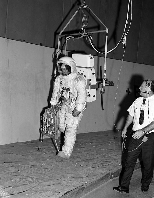 Astronauta Jim Lovell trenuje spacer po Księżycu (misja Apollo 13).