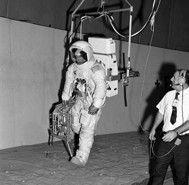 Astronauta Jim Lovell trenuje spacer po Księżycu (misja Apollo 13).