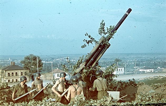 Węgierscy żołnierze (2 Armii) z obsługi działa przeciwlotniczego Bofors 8-cm 29M (Rosja, Stary Oskoł).