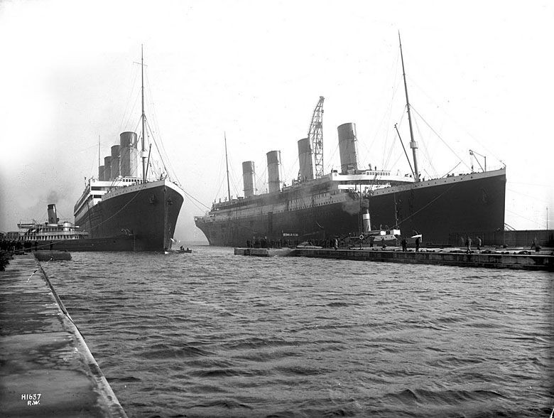 Dwa bliźniacze transatlantyki - Olympic i po prawej stronie Titanic - Belfast