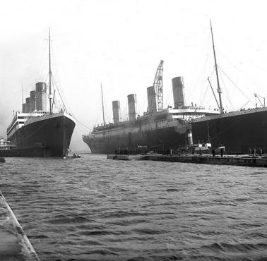 Dwa bliźniacze transatlantyki - Olympic i po prawej stronie Titanic - Belfast