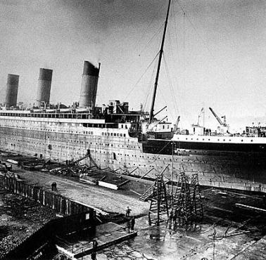 Lata 1909-12 - budowa RMS Titanic w stoczni Harland i Wolff (Belfast).