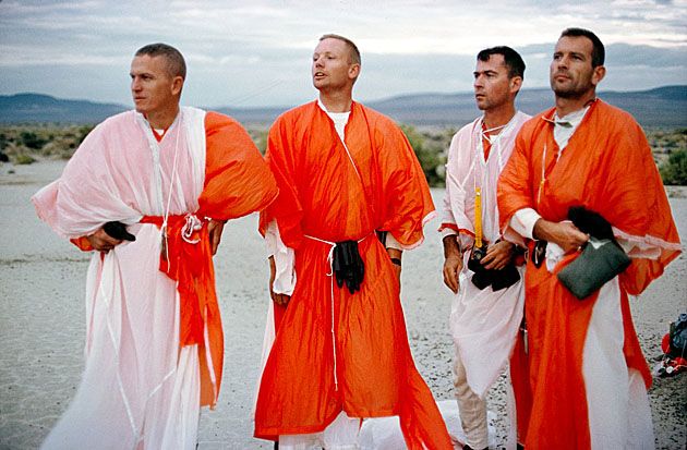 Astronauci Frank Borman, Neil Armstrong, John Young, Deke Slayton podczas pustynnego treningu kondycyjnego.