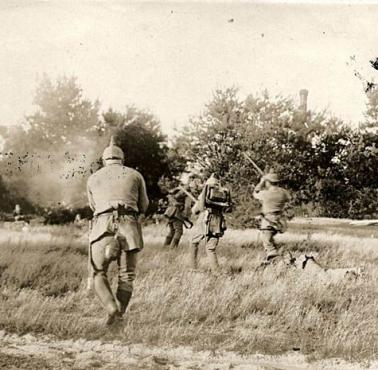 I wojna światowa - front wschodni, niemieccy żołnierze atakują pozycje rosyjskie.
