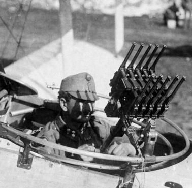  I wojna światowa - Austro-węgierski strzelec pokładowy z przygotowanymi pistoletami Mauser C-96.