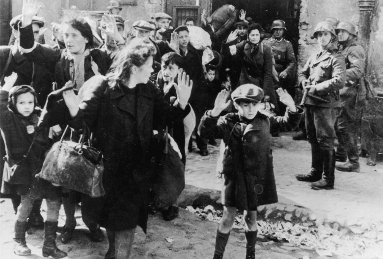 Niemieccy żołnierze w warszawskim getcie (okupowana Polska), 1943
