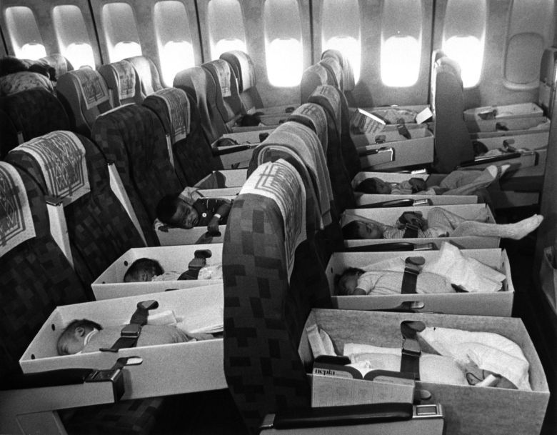 Operacja Babylift, transport sierot (ojcami byli głównie Amerykanie) z Wietnamu do USA.