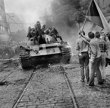 Wojska Układu Warszawskiego, w tym polskie LWP, pacyfikują powstanie w Pradze (Czechosłowacja).