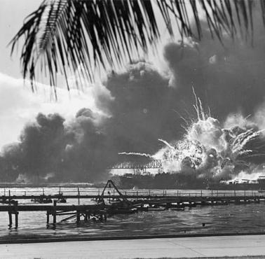 Japoński atak na Pearl Harbor.