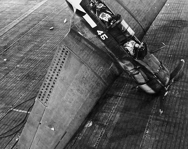II wojna - amerykański bombowiec nurkujący Douglas SBD-5 Dauntless po nieudanym lądowaniu na lotniskowcu USS Lexington.