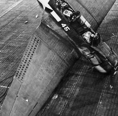 II wojna - amerykański bombowiec nurkujący Douglas SBD-5 Dauntless po nieudanym lądowaniu na lotniskowcu USS Lexington. 