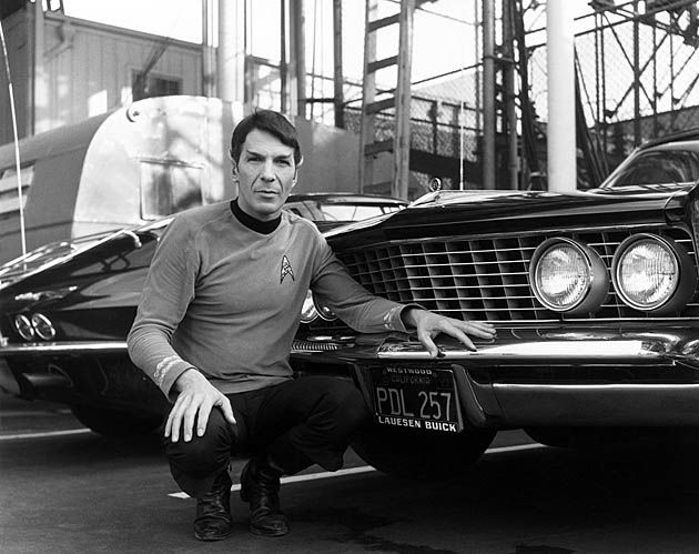 Leonard Nimoy grający rolę Spocka w serialu Star Trek obok swojego Buicka Riviery.