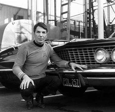 Leonard Nimoy grający rolę Spocka w serialu Star Trek obok swojego Buicka Riviery.