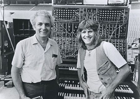 Na zdjęciu Robert Moog, twórca syntetyzatorów z serii Moog i muzyk Keith Emerson (Nowy Jork).