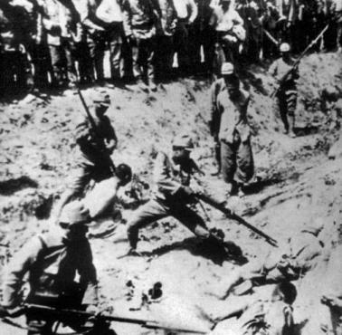 Masakra Nankinu, na zdjęciu Japończycy mordują chińskich jeńców (Chiny).