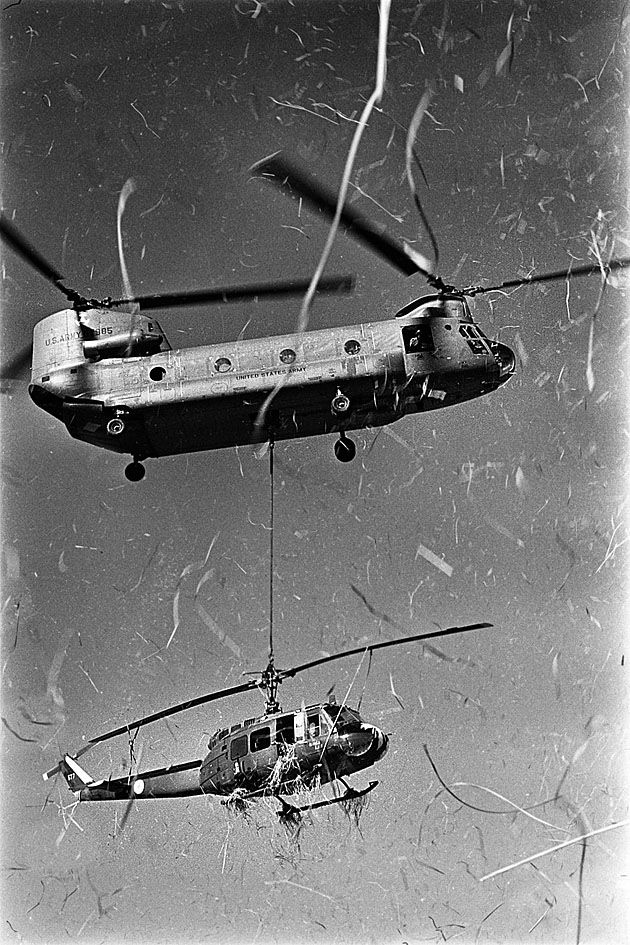 Chinook ratuje z opresji wielozadaniowy, amerykański śmigłowiec - Bell UH-1 Iroquois 