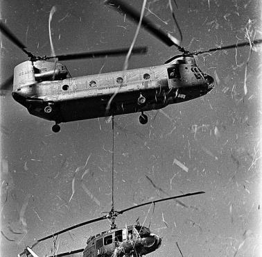 Chinook ratuje z opresji wielozadaniowy, amerykański śmigłowiec - Bell UH-1 Iroquois 