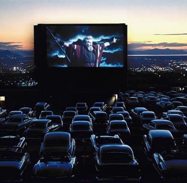 Kino samochodowe, na ekranie Charlton Heston jako Mojżesz (Utah, USA).