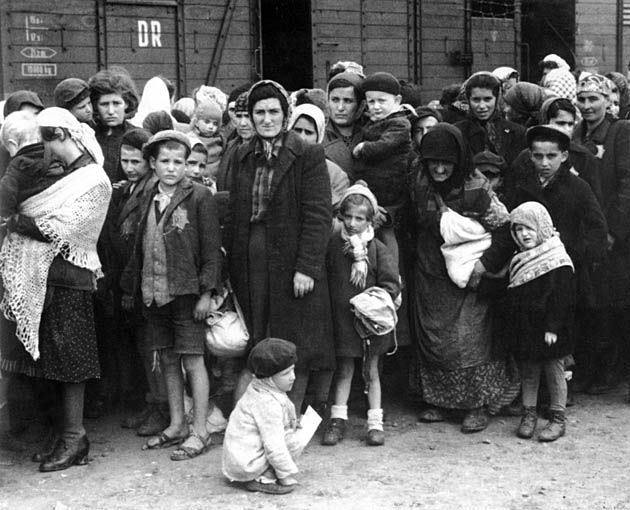 Węgierscy Żydzi w drodze do niemieckiego obozu śmierci Auschwitz-Birkenau.