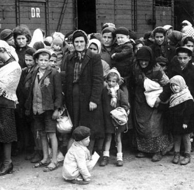 Węgierscy Żydzi w drodze do niemieckiego obozu śmierci Auschwitz-Birkenau.