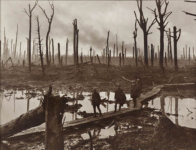 Australijscy żołnierze w lesie Chateau niedaleko Ypres (Francja).