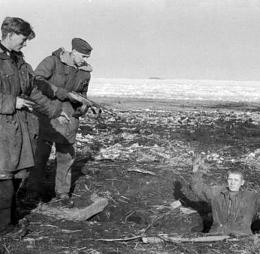 Niemieccy żołnierze łapią rosyjskiego żołnierza tuż po ataku na swojego byłego sojusznika.