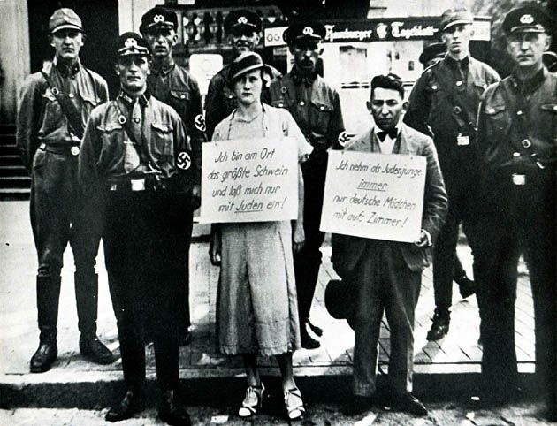 Niemka i Niemiec publicznie szykanowani z powodu swoich bliskich relacji z Żydami (Hamburg, Niemcy).