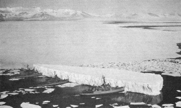 USS Burton Island, USS Atka i USS Glacier przesuwają górę lodową (okolice McMurdo, Antarktyda).