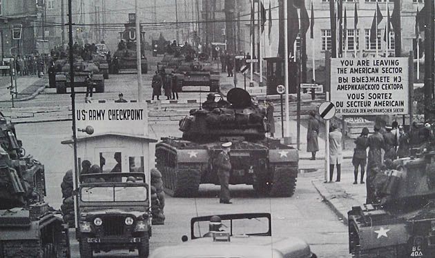 Wojska sowieckie i amerykańskie na przejściu granicznym Checkpoint Charlie w Berlinie tuż po rozpoczęciu budowy muru.