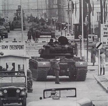 Wojska sowieckie i amerykańskie na przejściu granicznym Checkpoint Charlie w Berlinie tuż po rozpoczęciu budowy muru.