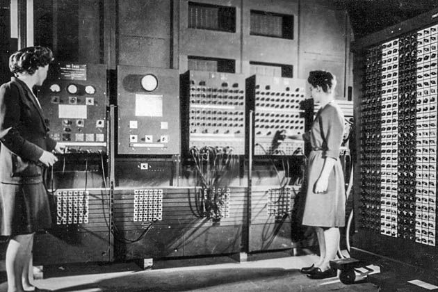 Komputer ENIAC i jego dwie programistki - Betty Jennings i Frances Billas.