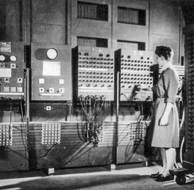 Komputer ENIAC i jego dwie programistki - Betty Jennings i Frances Billas.