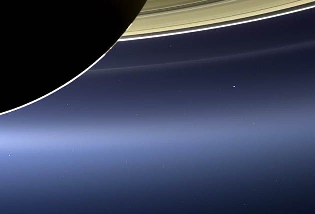 Ten niewielki punkt po prawej stronie to Ziemia sfotografowana przez sondę Cassini w pobliżu Saturna.