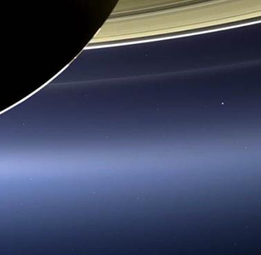 Ten niewielki punkt po prawej stronie to Ziemia sfotografowana przez sondę Cassini w pobliżu Saturna.