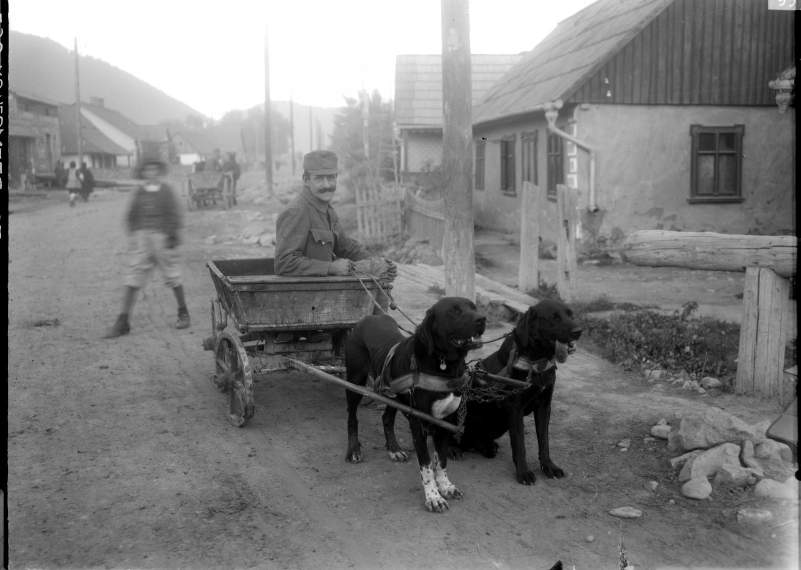 Austro-Węgierski żołnierz we wsi Bukowina nieopodal granicy z Rumunią, 1917