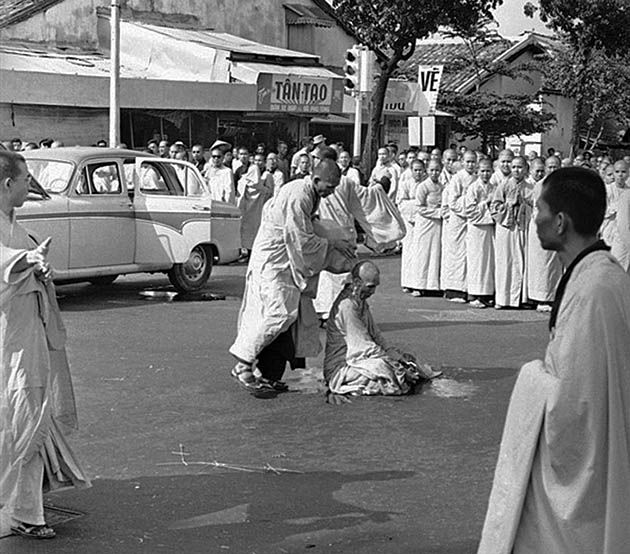 Thích Quảng Đức - tuż przed aktem samospalenia w proteście przeciwko prześladowaniom buddyzmu w Wietnamie Południowym.