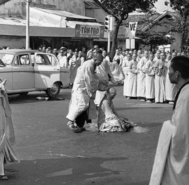Thích Quảng Đức - tuż przed aktem samospalenia w proteście przeciwko prześladowaniom buddyzmu w Wietnamie Południowym.
