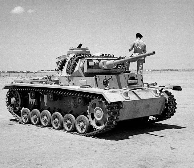 Brytyjczycy z przejętym niemieckim czołgiem Panzer III (Panzerkampfwagen III) (Tunezja).