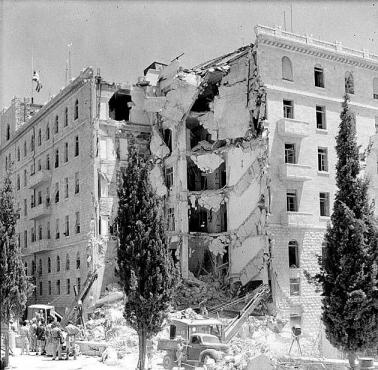 Wysadzy przez Irgun Hotel Króla Dawida, w którym mieściło się dowództwo brytyjskich wojsk w Palestynie.