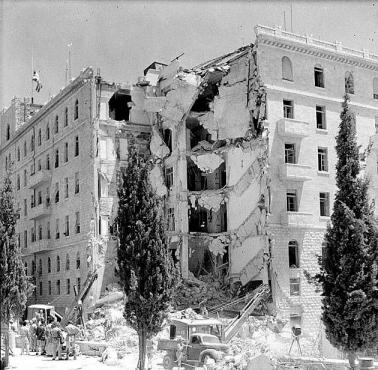 Wysadzy przez Irgun Hotel Króla Dawida, w którym mieściło się dowództwo brytyjskich wojsk w Palestynie.