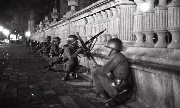 Meksykańskie wojsko pacyfikuje studenckie protesty - Masakra na Placu Tlatelolco.