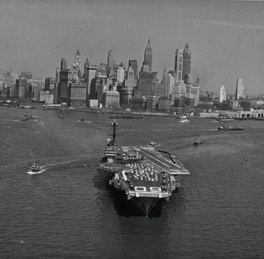 Lotniskowiec USS Saratoga (CVA-60) opuszcza Nowy Jork.