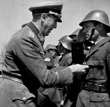 Niemcy nagradzają rumuńskiego żołnierza Krzyżem Żelaznym (Sewastopol).